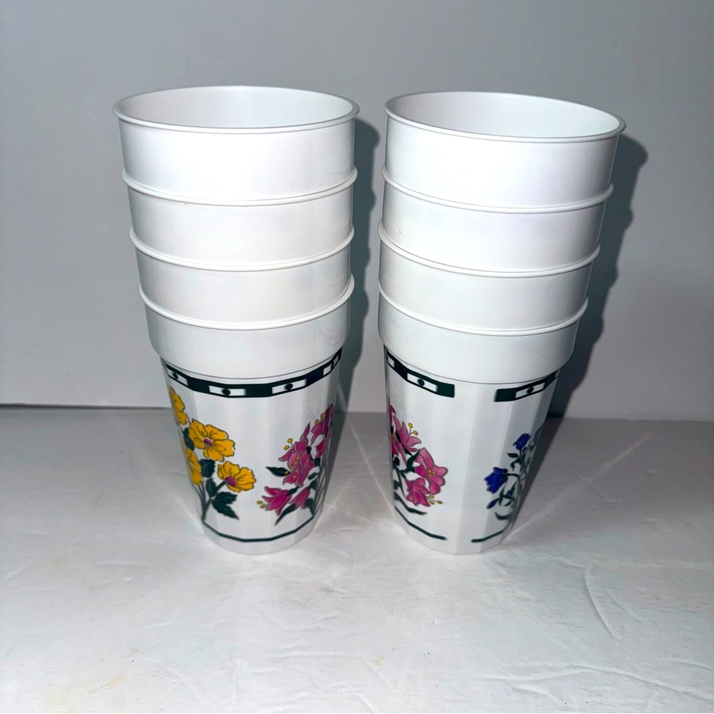 8 Plastic Cups - Flower Designs
